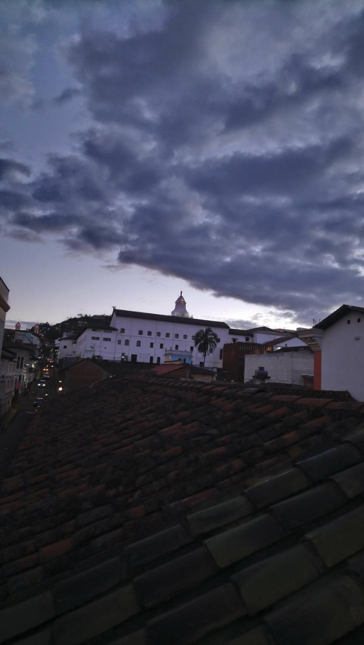 The House Of The New Boulevard Hostel Quito Exterior photo